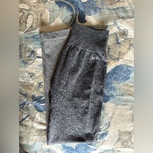 LIKE NEW! Grey ombré workout leggings